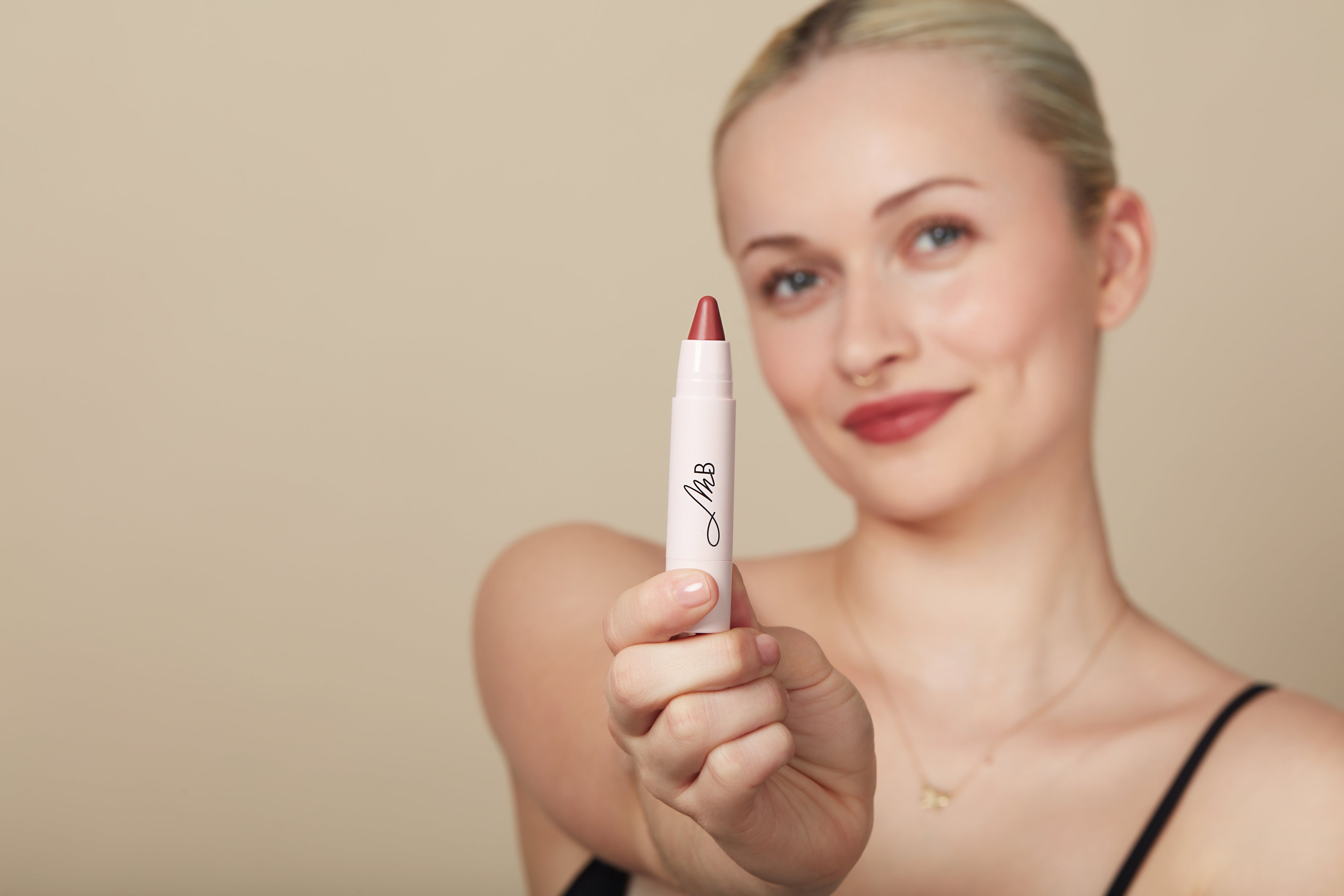 Kissen Lush Lipstick Crayon - Valentina | Monikablunderbeauty.com